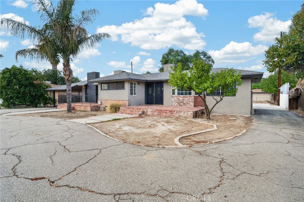 2050 E Oakland