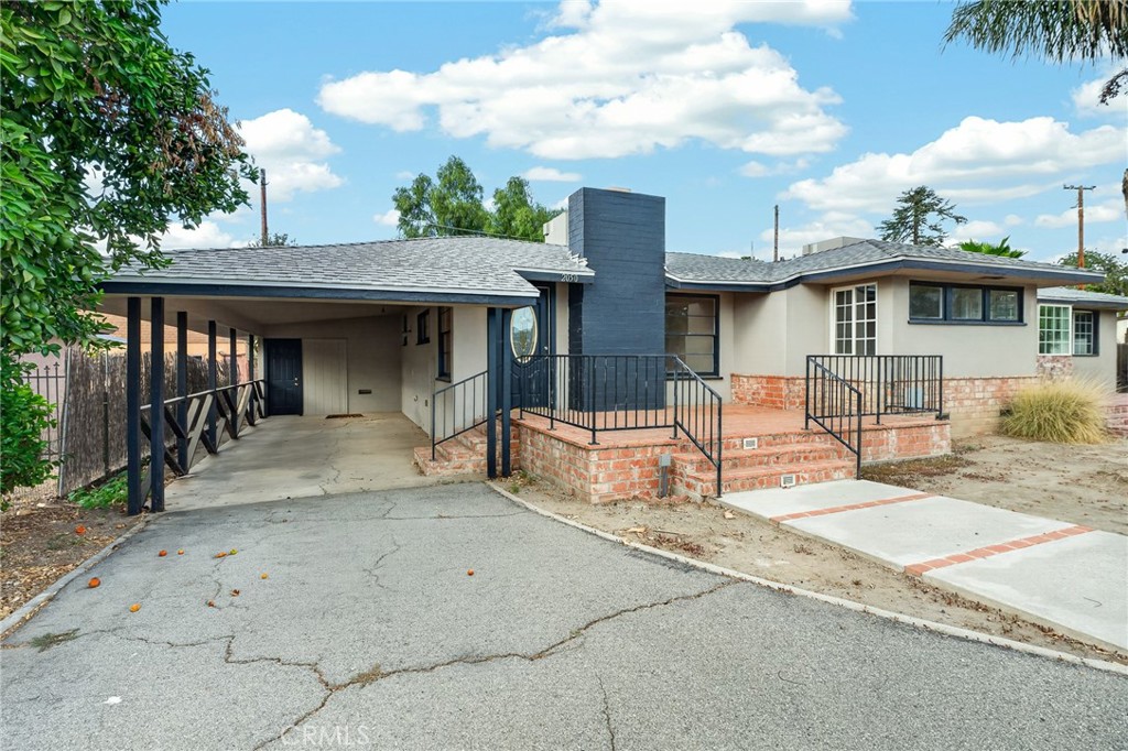 2050 E Oakland