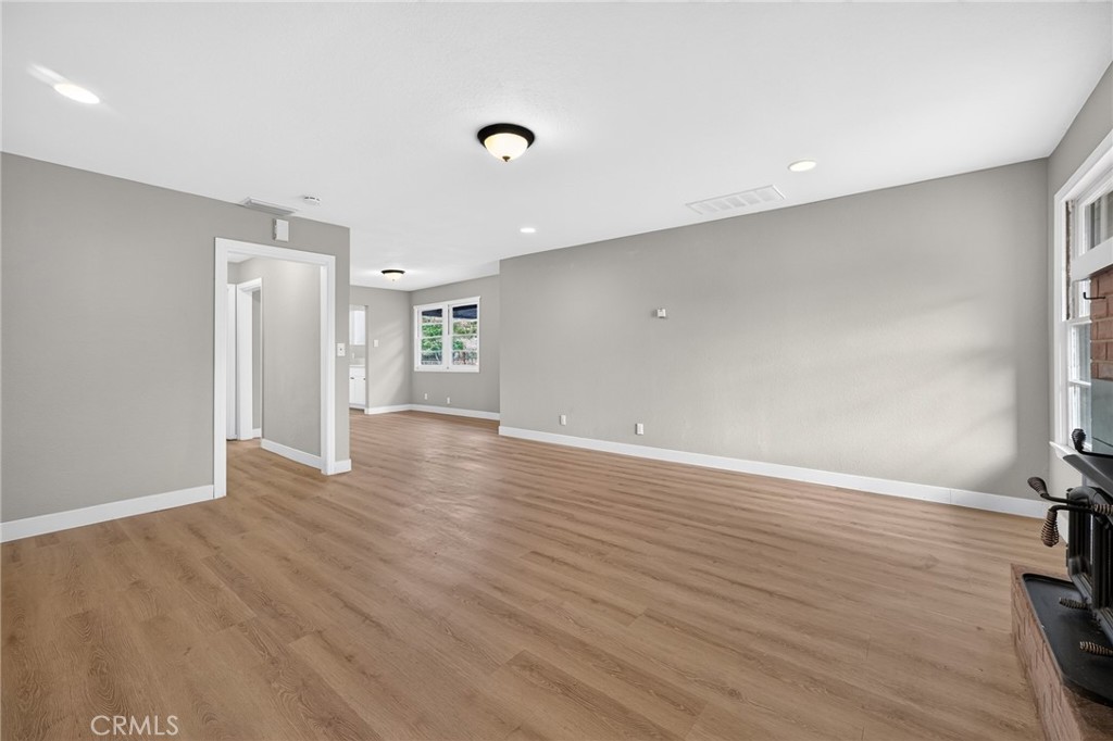 2050 E Oakland