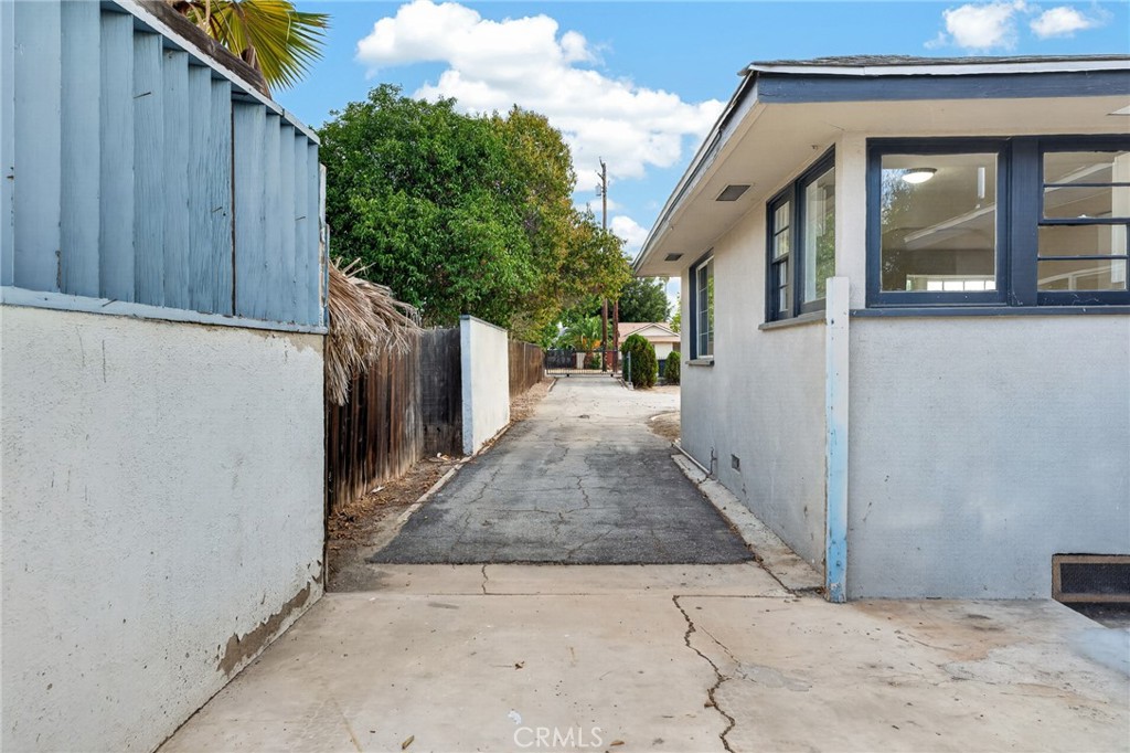 2050 E Oakland