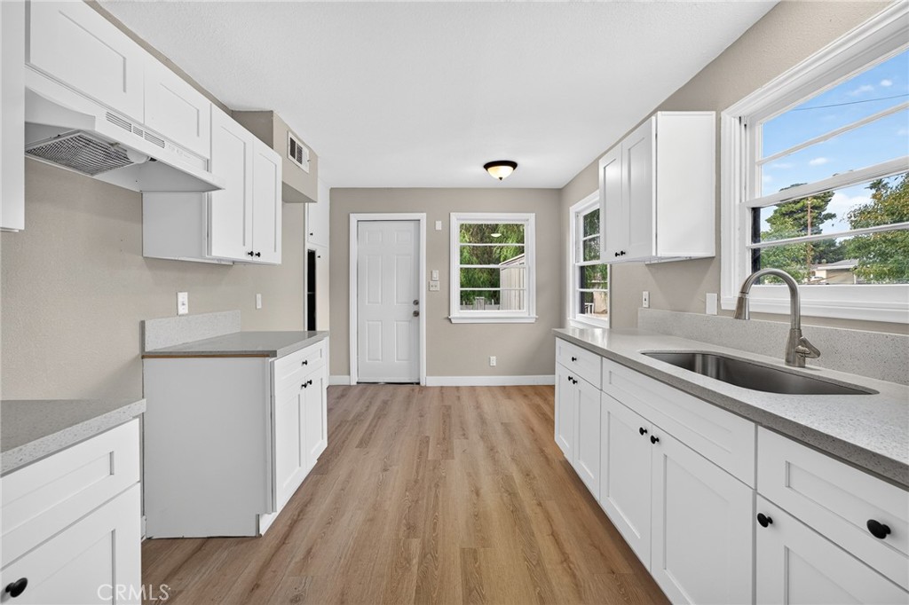 2050 E Oakland