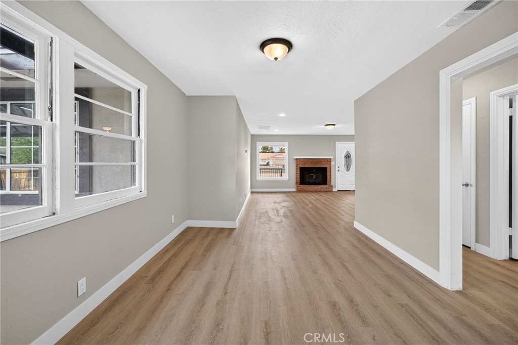 2050 E Oakland