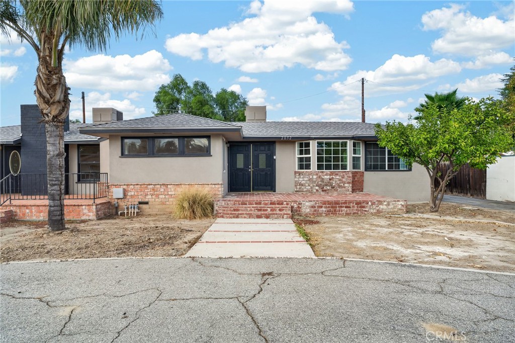 2050 E Oakland