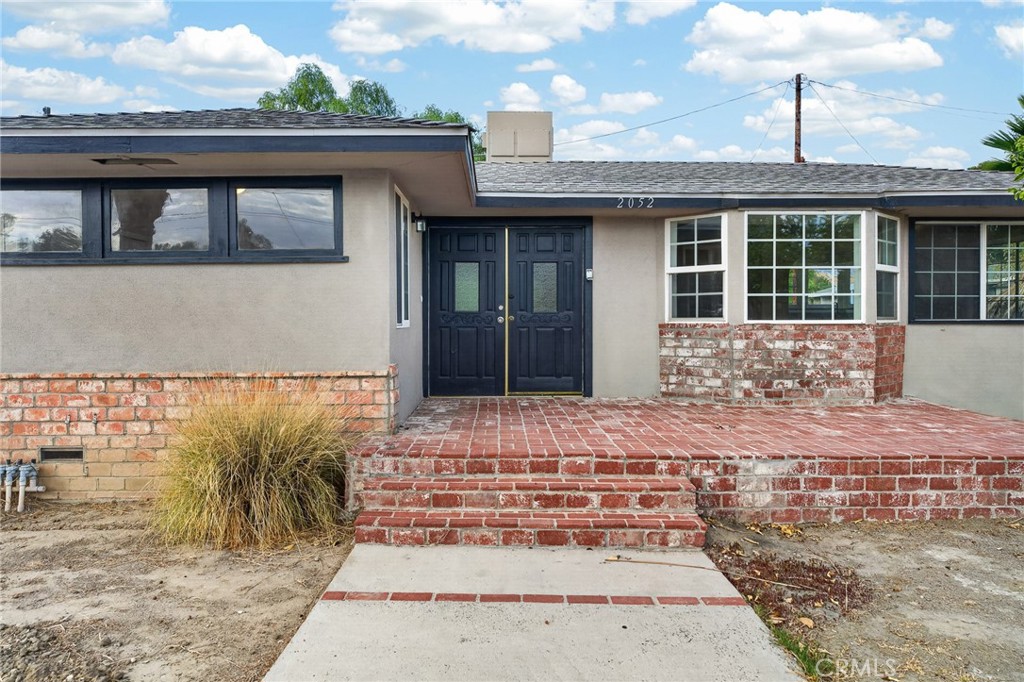 2050 E Oakland