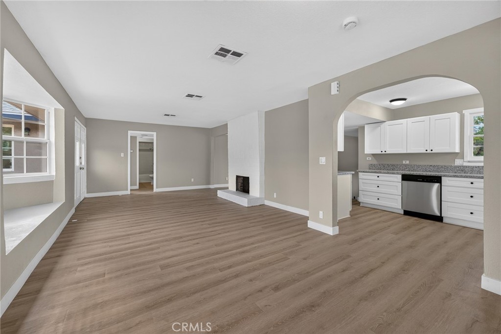 2050 E Oakland