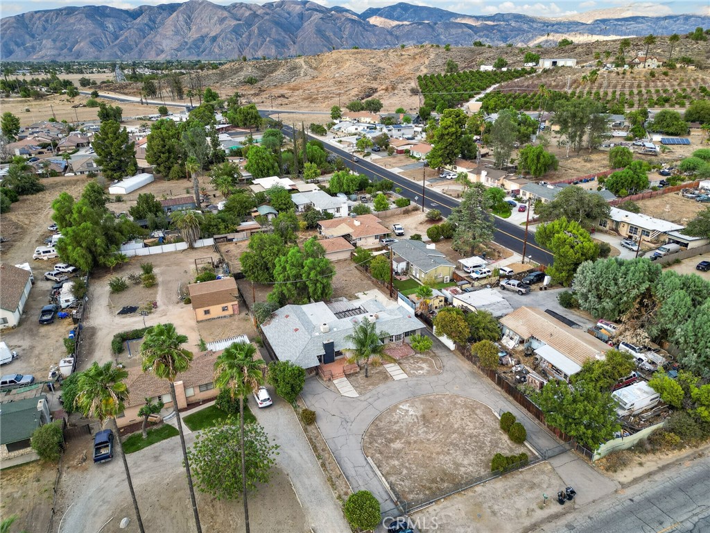 2050 E Oakland