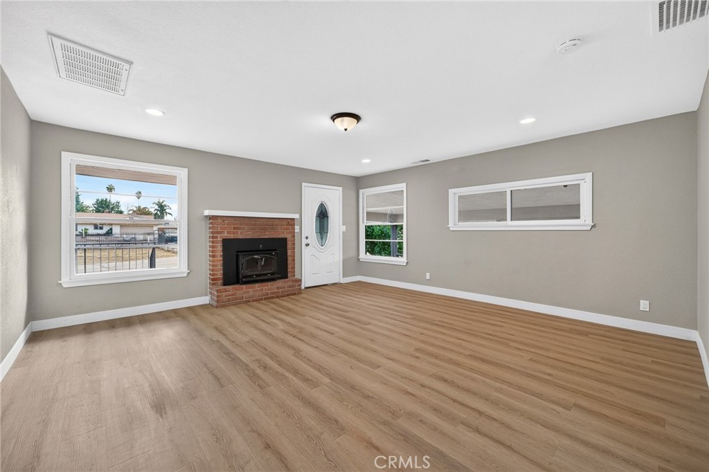2050 E Oakland