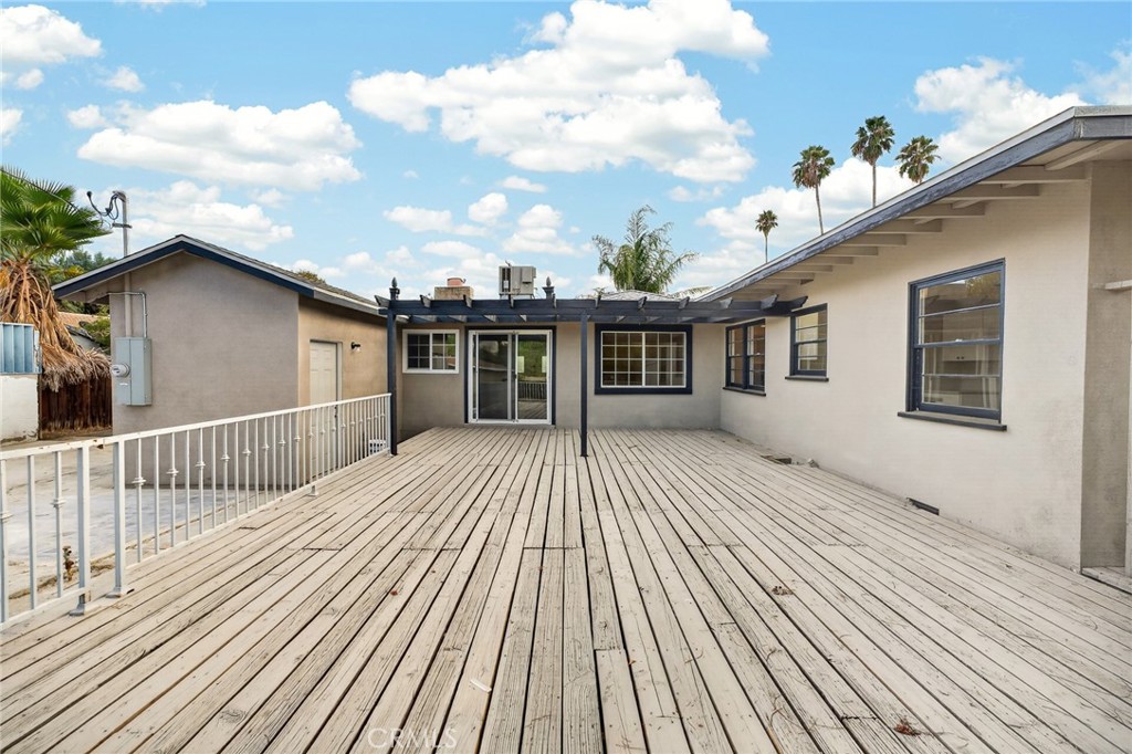 2050 E Oakland