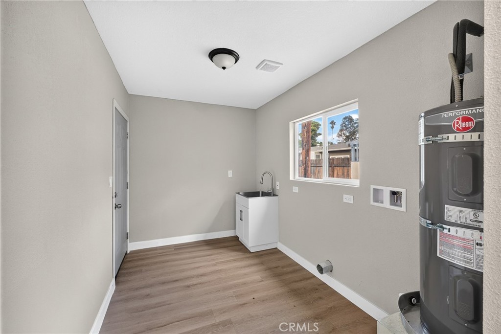 2050 E Oakland
