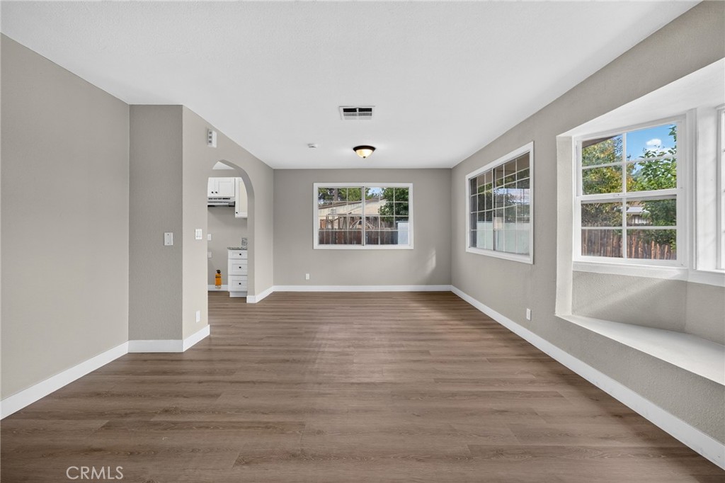 2050 E Oakland