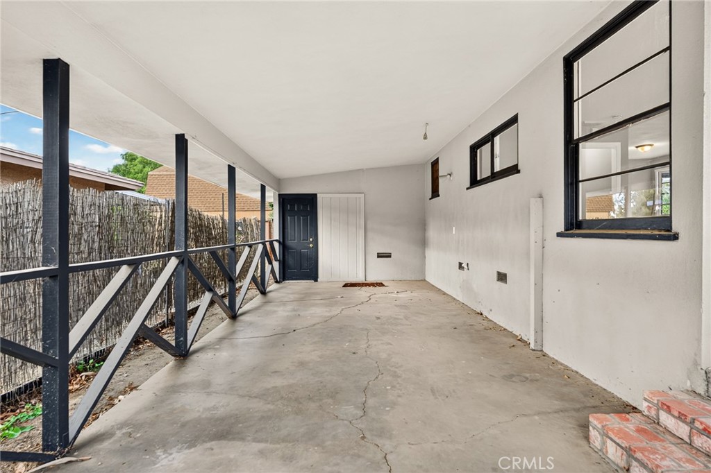 2050 E Oakland