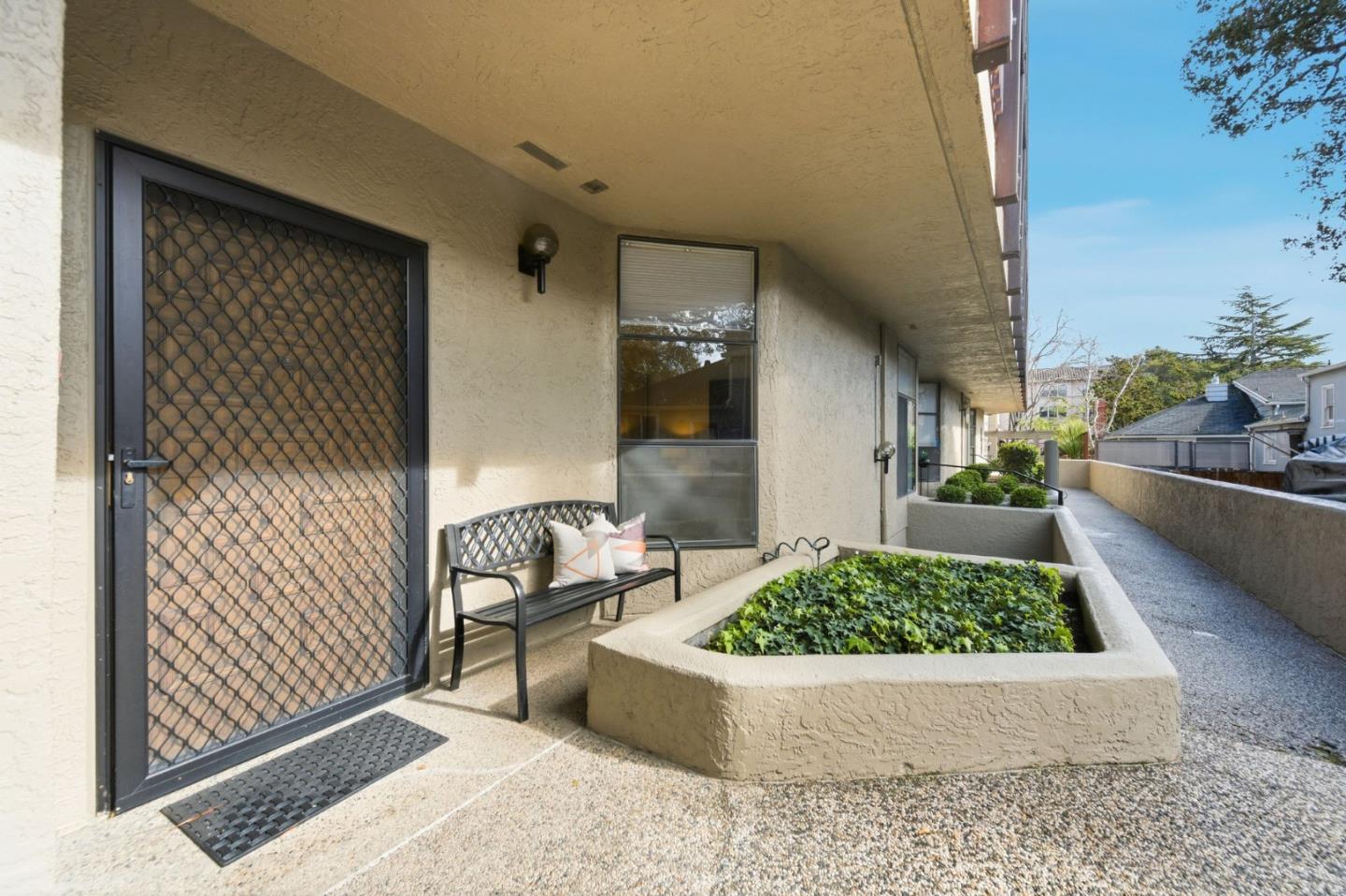 11 Hayward Avenue 1009