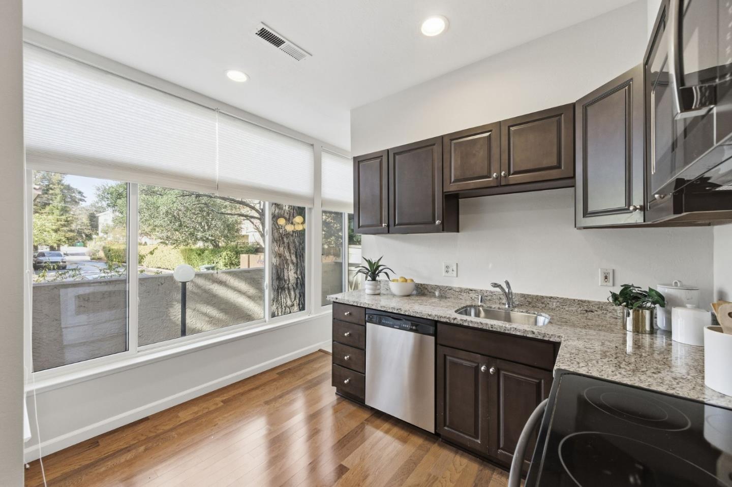 11 Hayward Avenue 1009