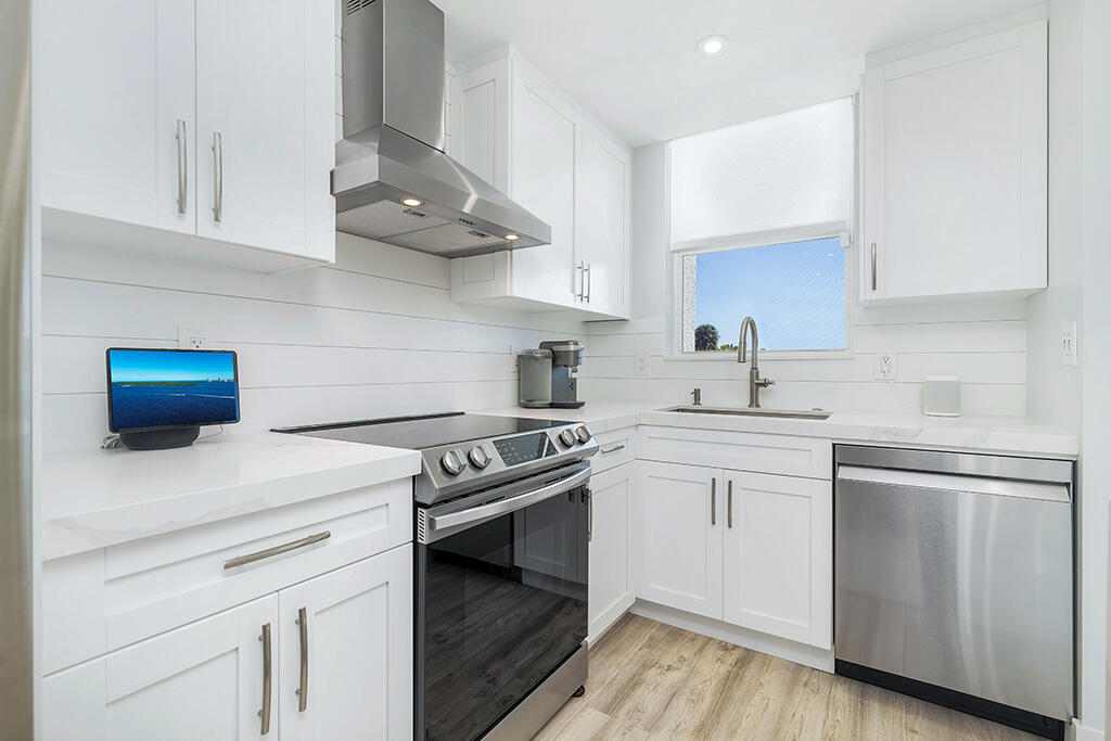 108 Paradise Harbour Boulevard 210