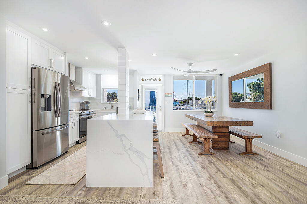 108 Paradise Harbour Boulevard 210