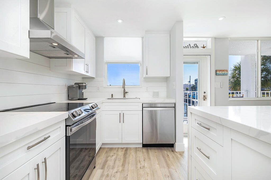 108 Paradise Harbour Boulevard 210