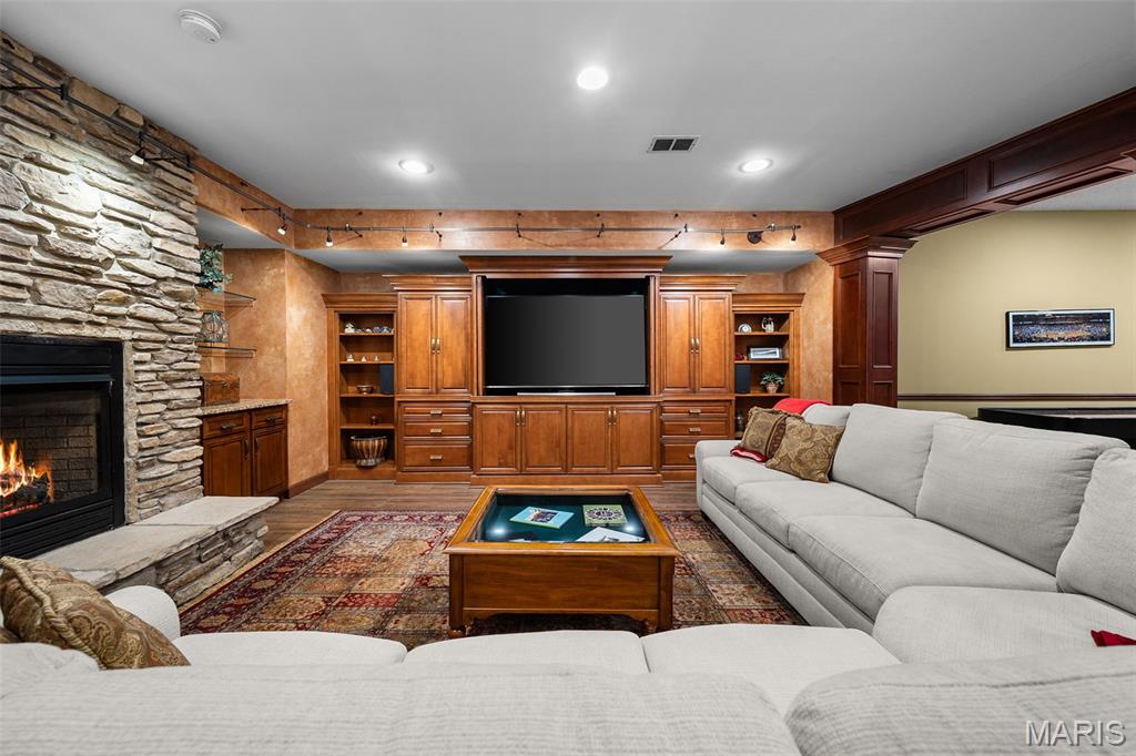 1103 Bonhomme Bluff Ct. Court