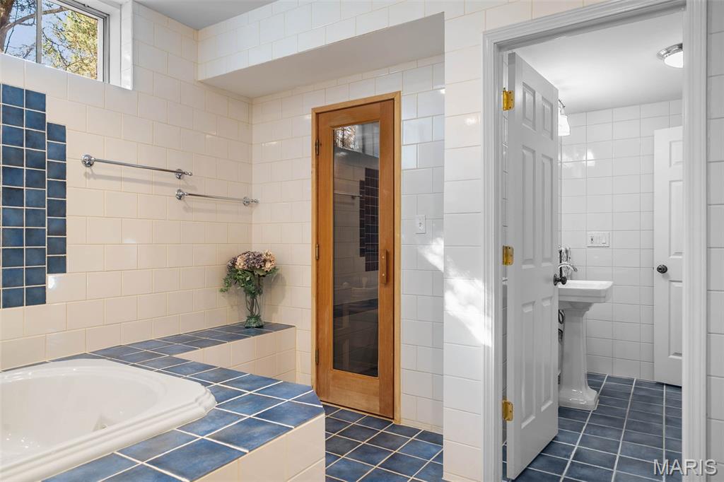 1103 Bonhomme Bluff Ct. Court