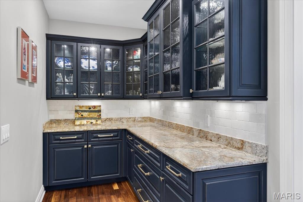 27 Bonhomme Grove Court