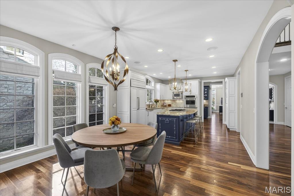 27 Bonhomme Grove Court