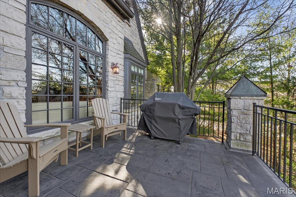 27 Bonhomme Grove Court