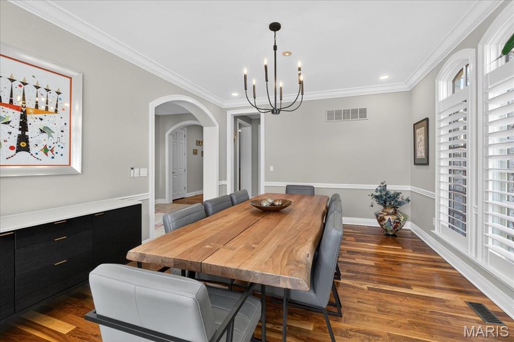 27 Bonhomme Grove Court