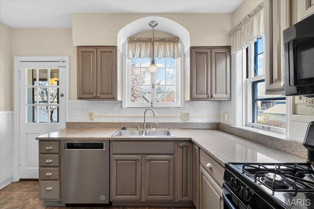 5241 Lindenwood Avenue