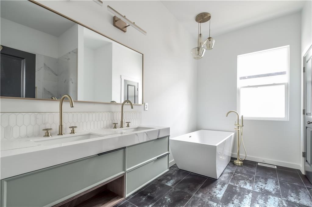 1121 N Beville Avenue