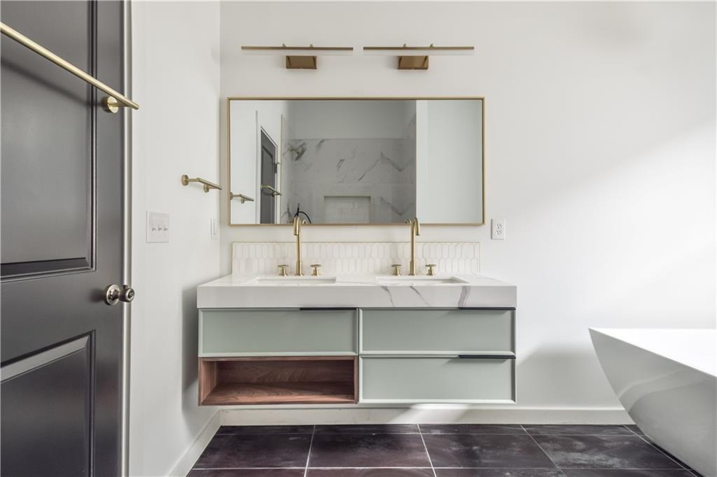 1121 N Beville Avenue