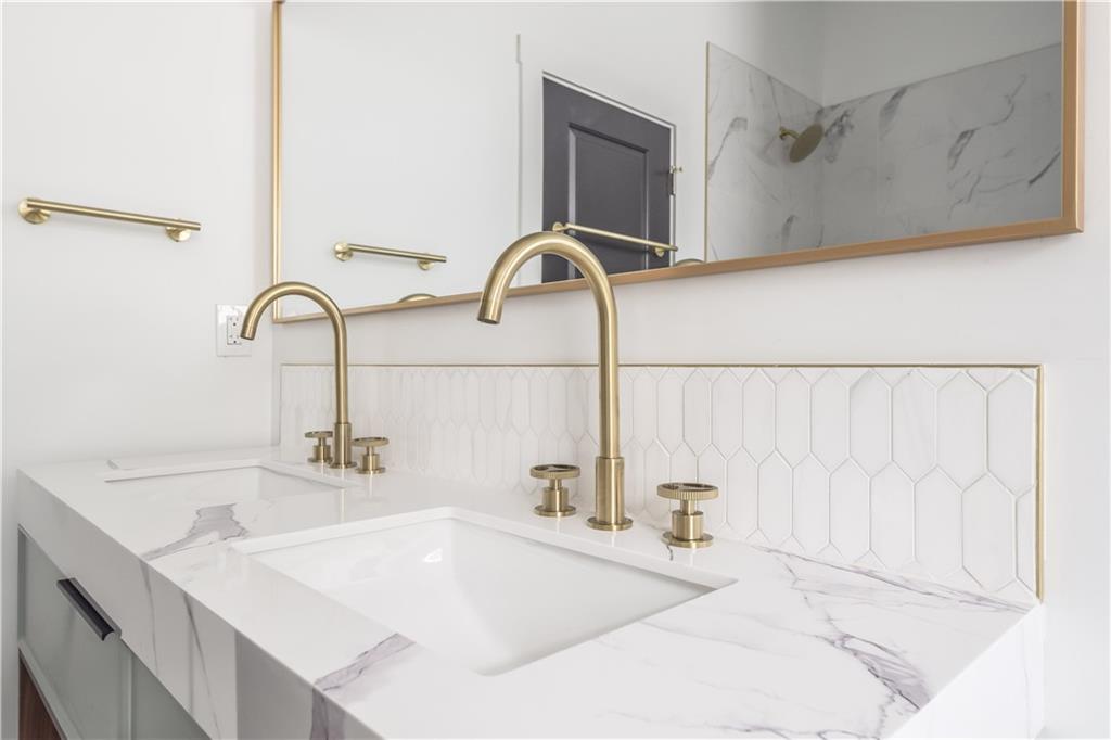 1121 N Beville Avenue