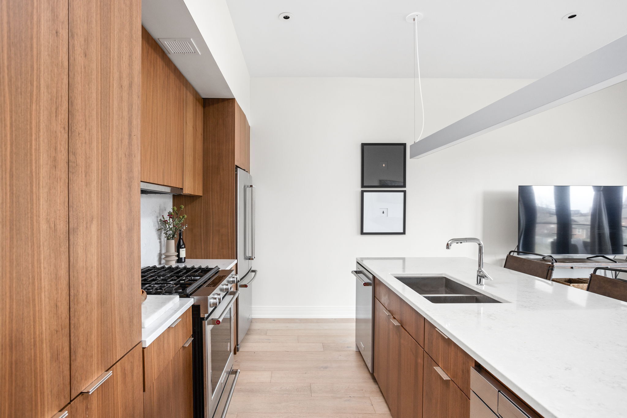 877 N East Street Unit: 201