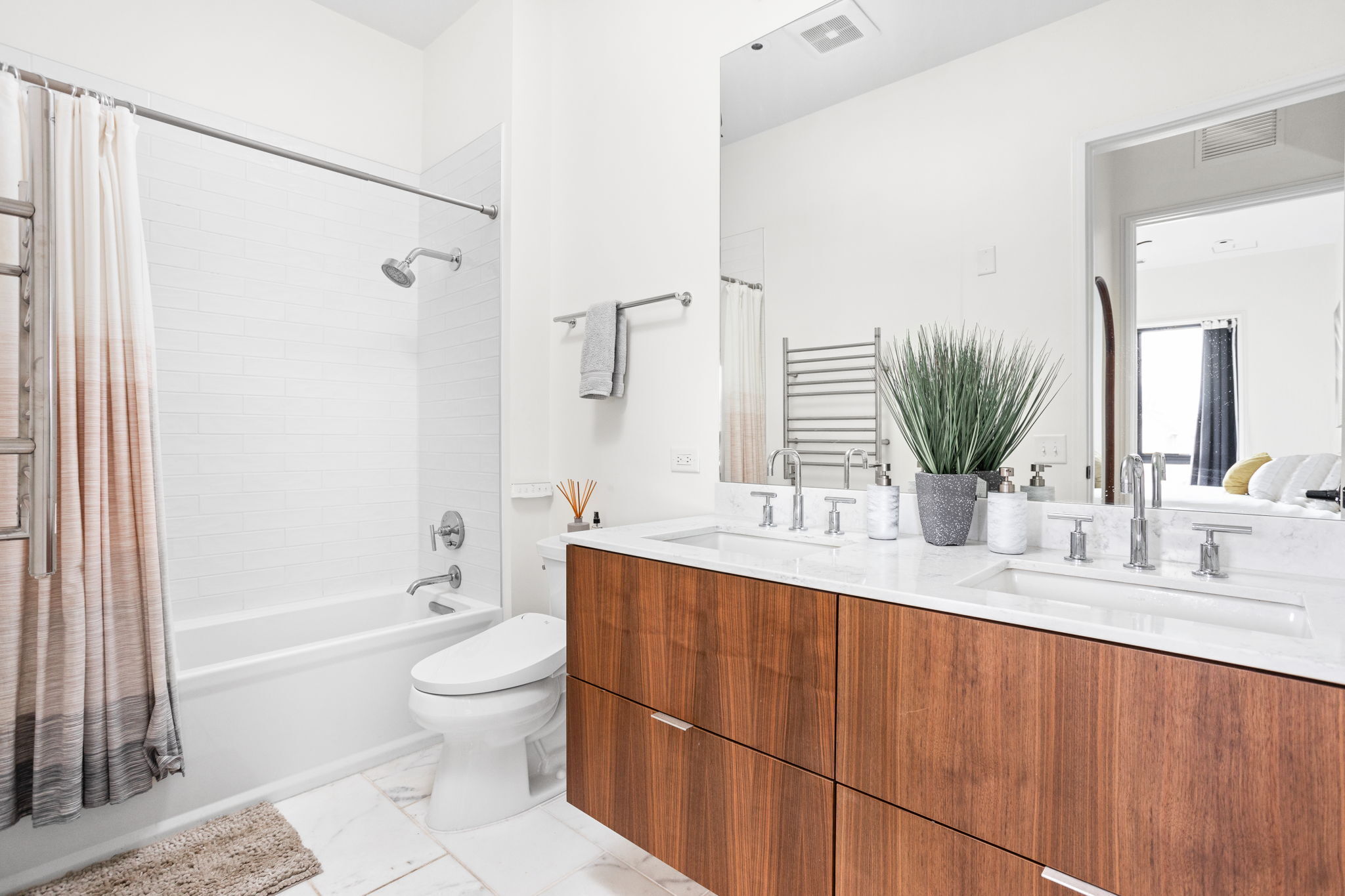 877 N East Street Unit: 201