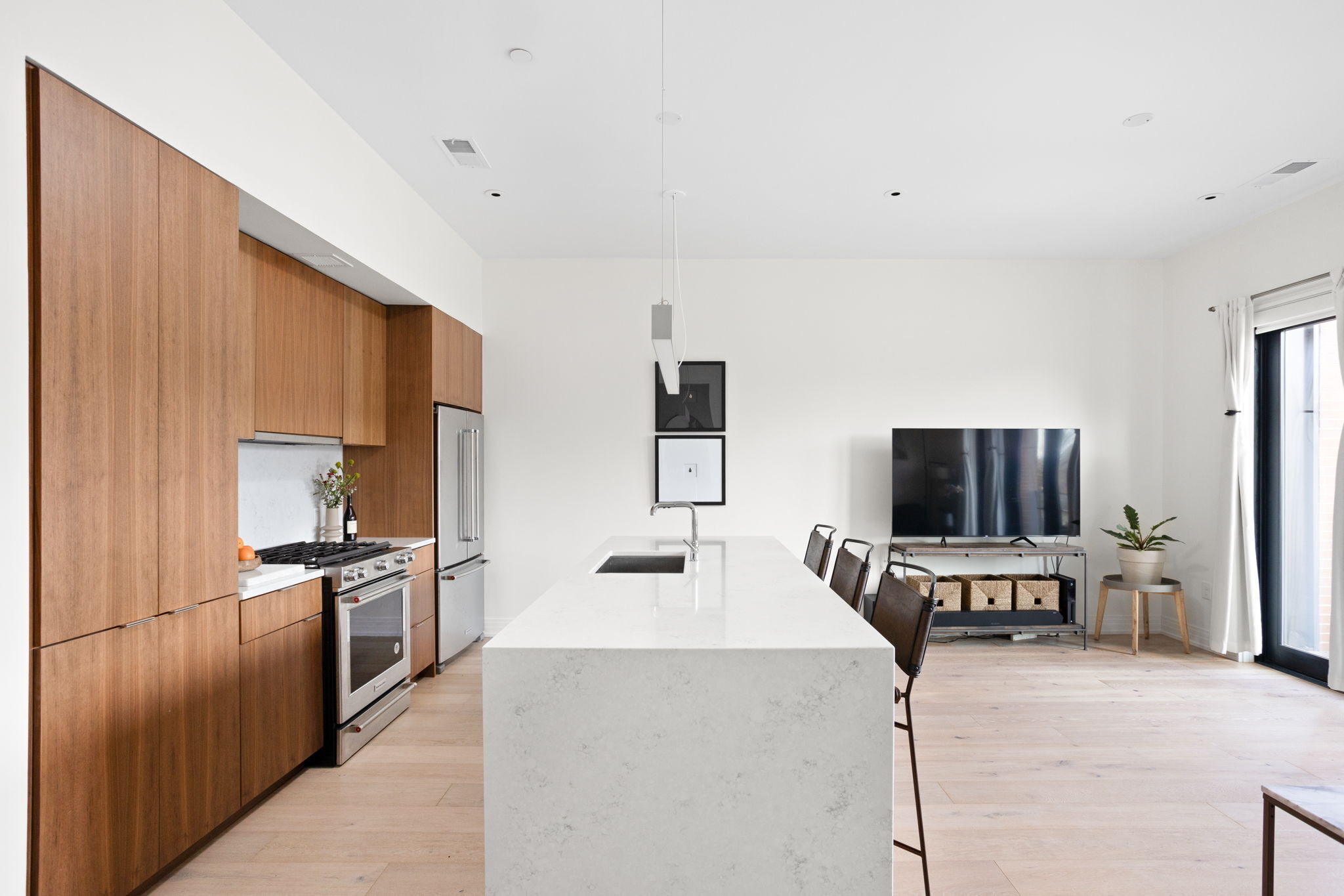 877 N East Street Unit: 201