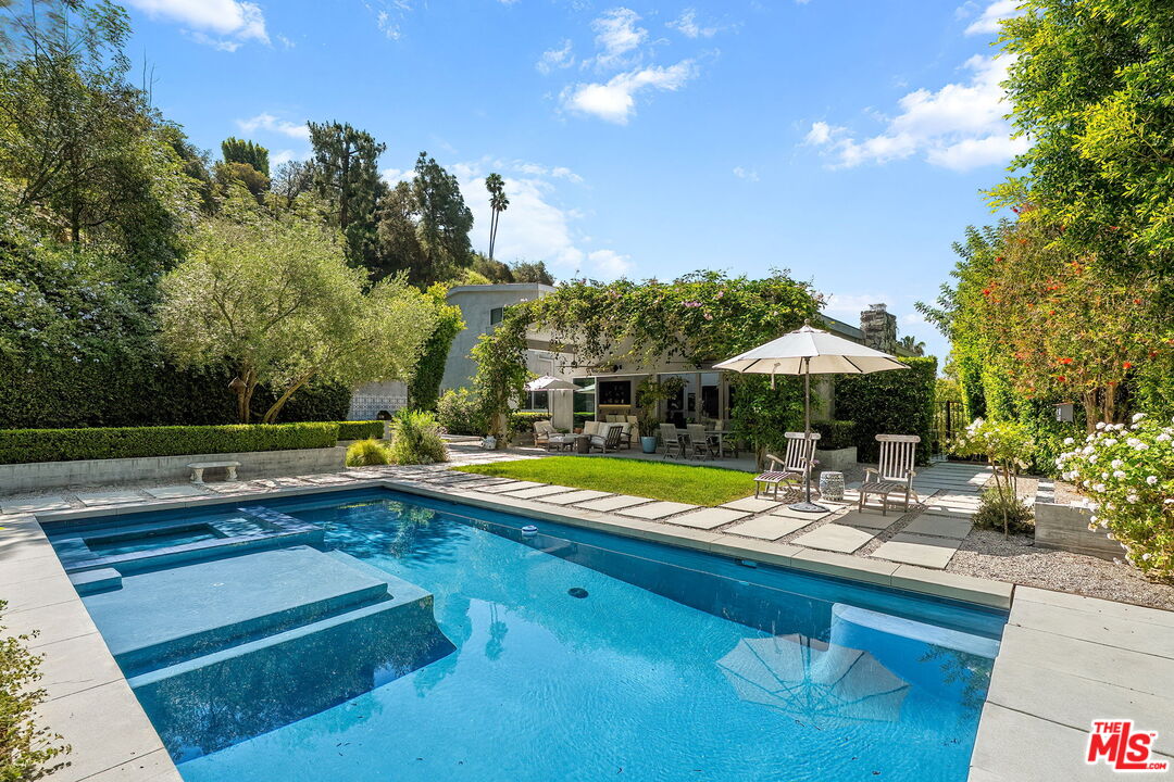 Luxurious Garden Escape 