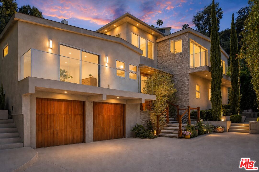 Luxurious Garden Escape 