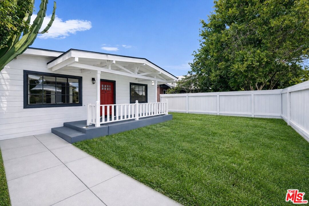 915 Palms Blvd