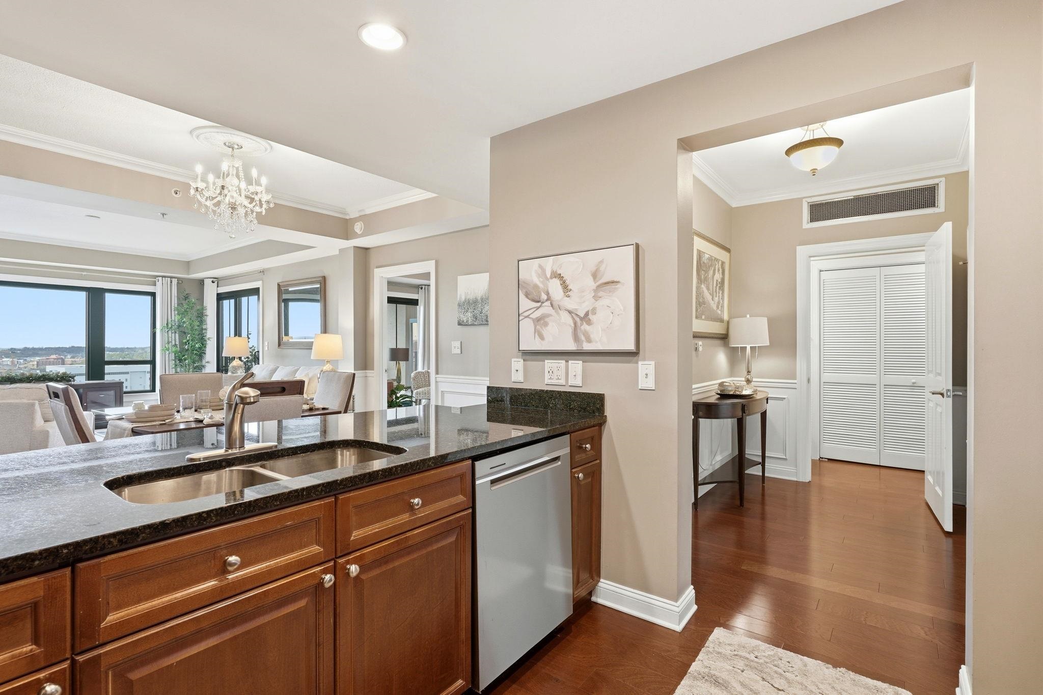 121 N Monroe Street Unit: 1107