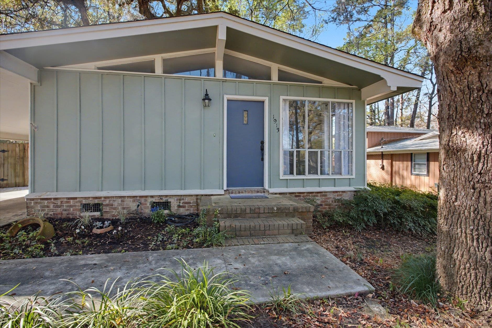 1913 Hideaway Court