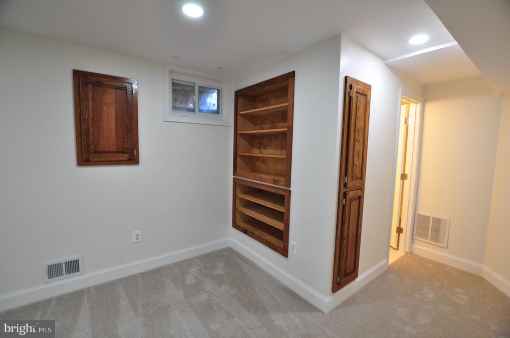 7421 BRENISH DRIVE