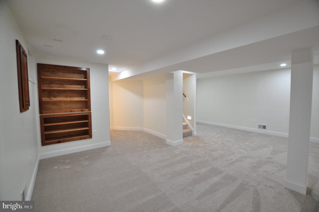 7421 BRENISH DRIVE