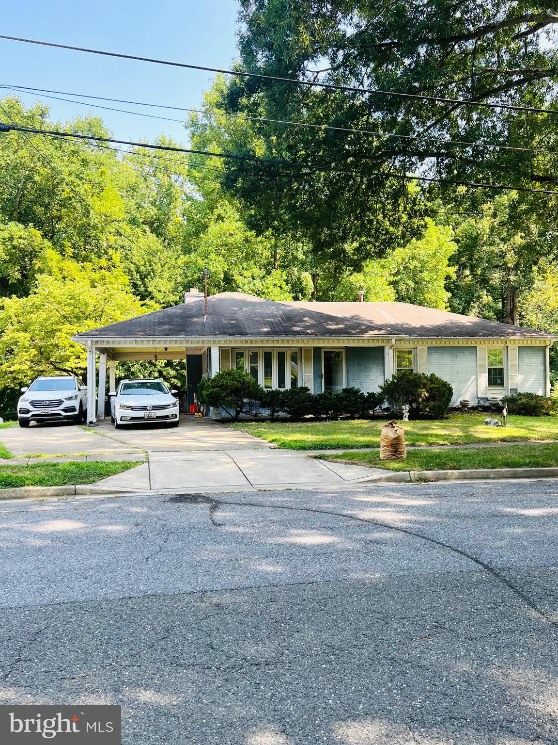 4914 WOODFORD LANE