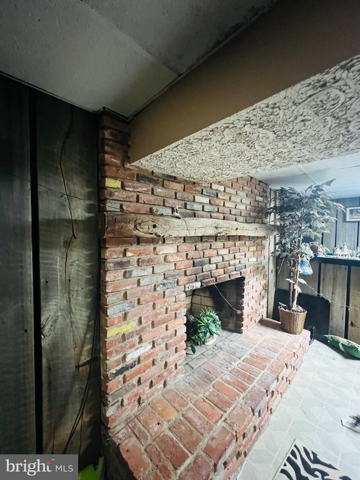 4914 WOODFORD LANE