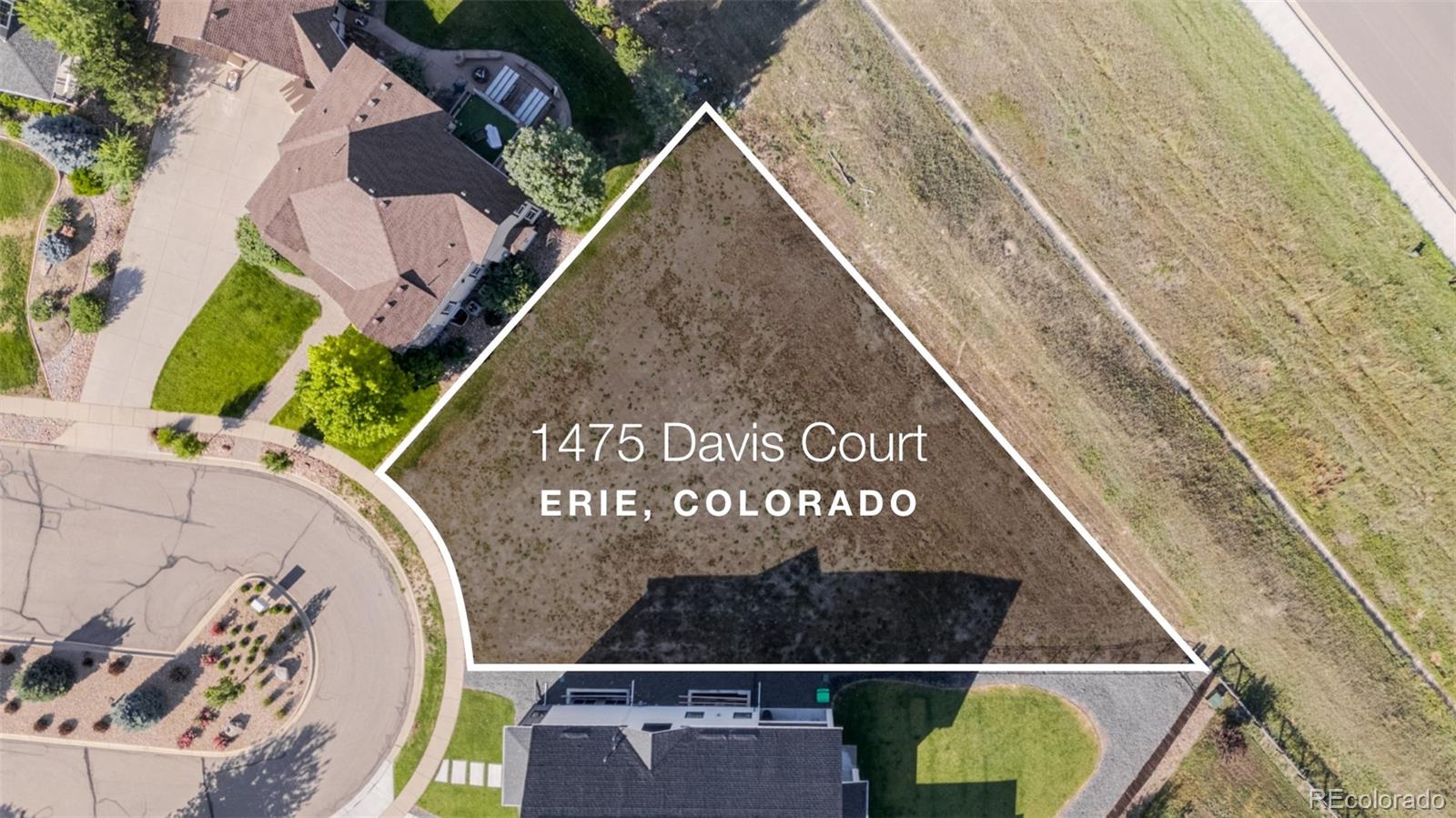Aerial view of the vacant lot at 1475 Davis Court, outlined beside homes in Erie, Colorado.