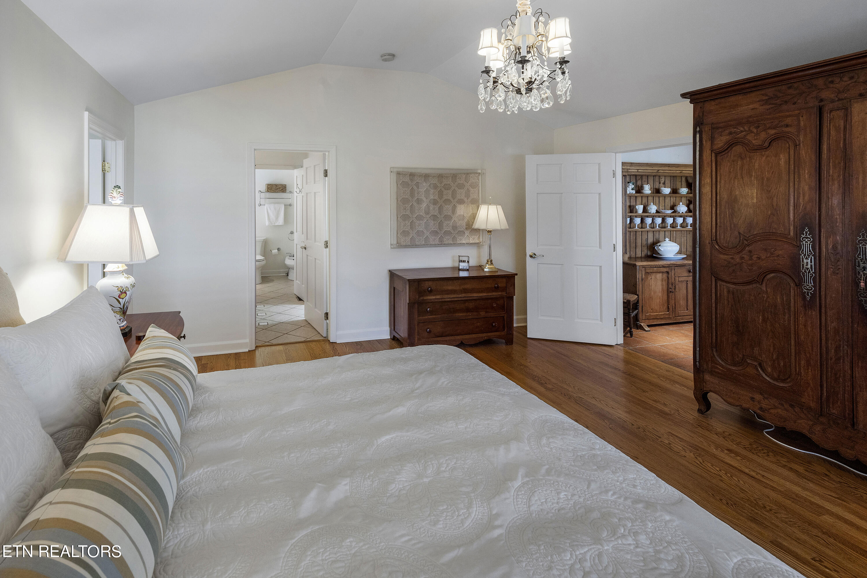 6809 Glenbrook Drive