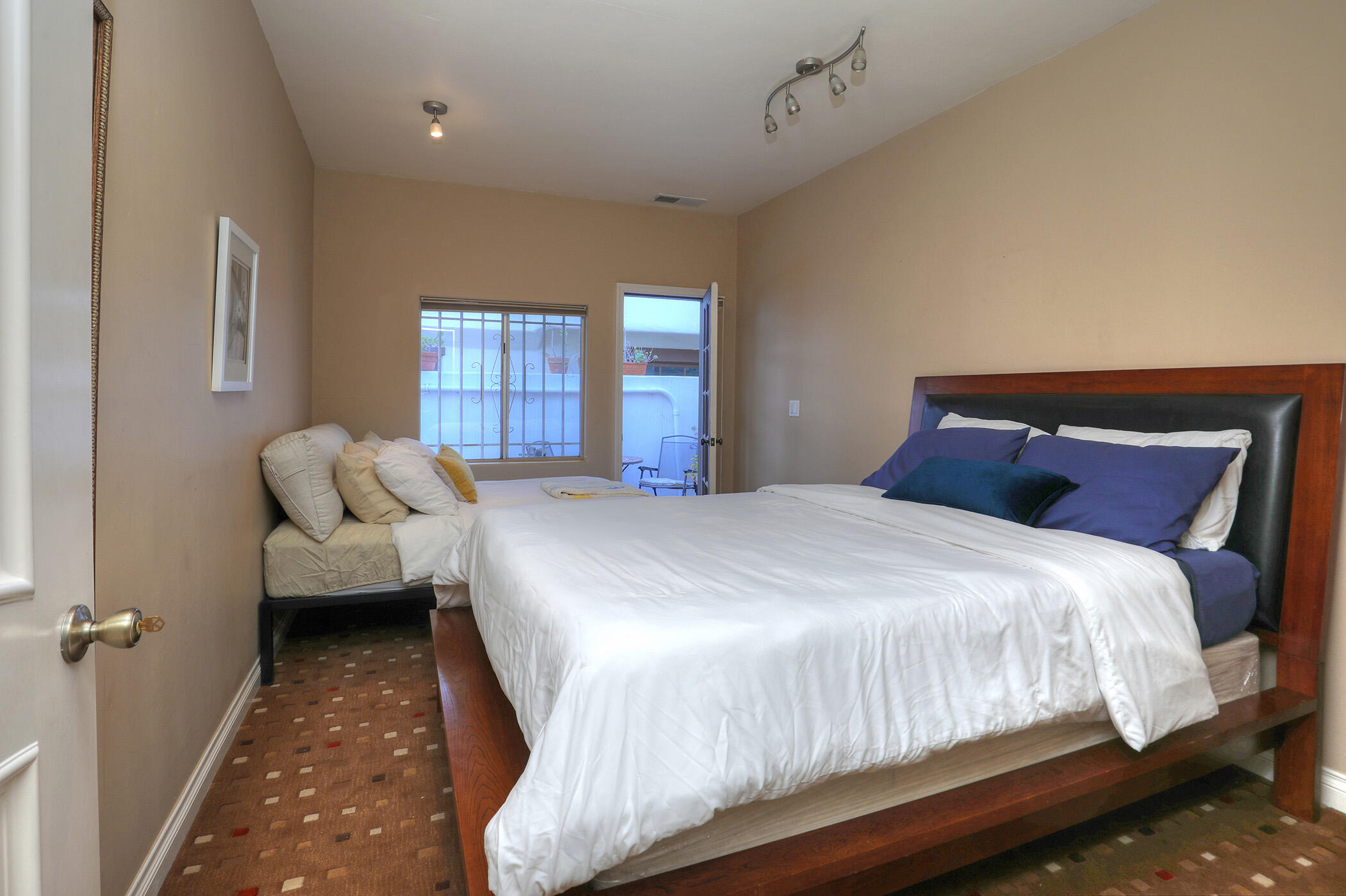 11 W Arrellaga Street B