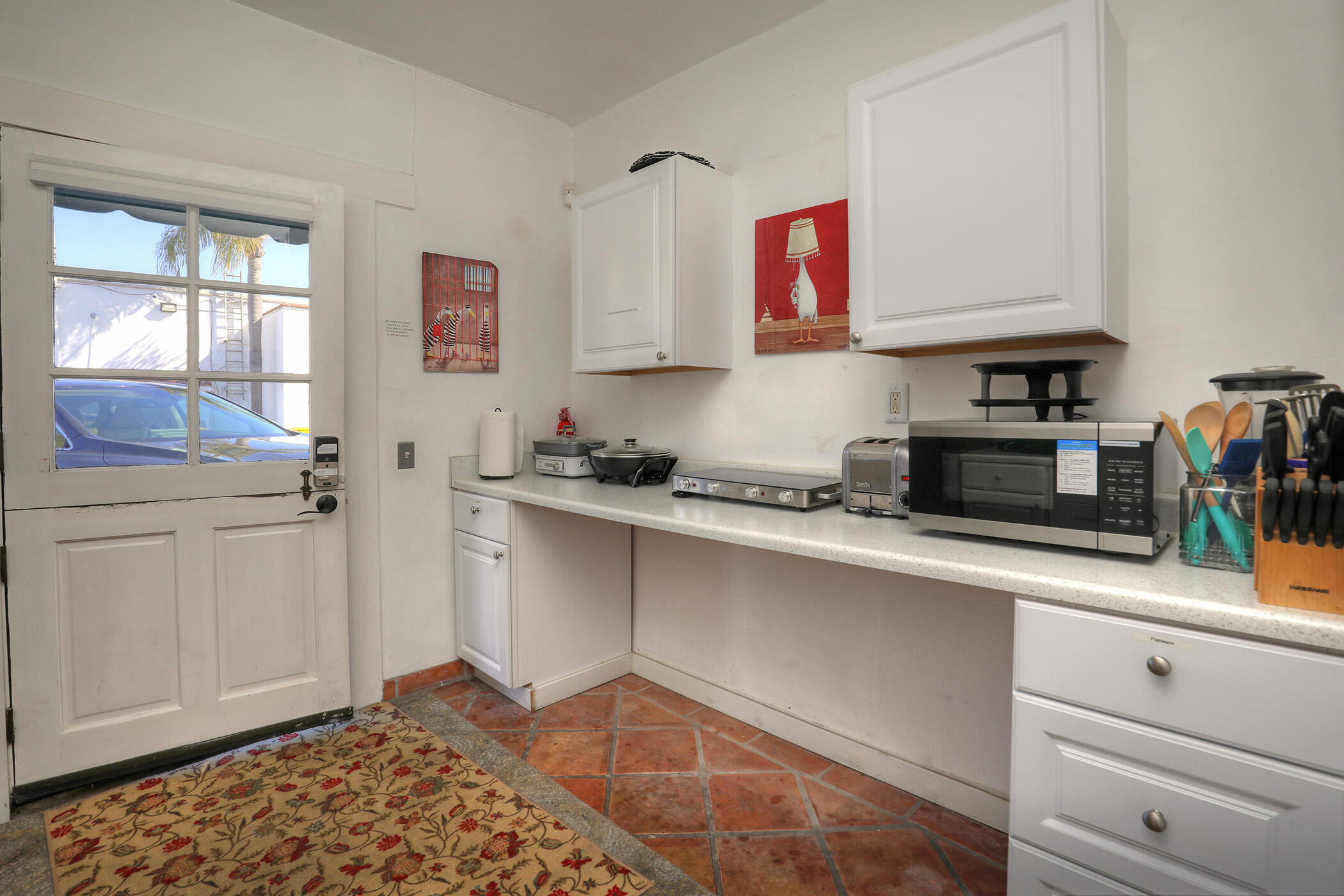 11 W Arrellaga Street B