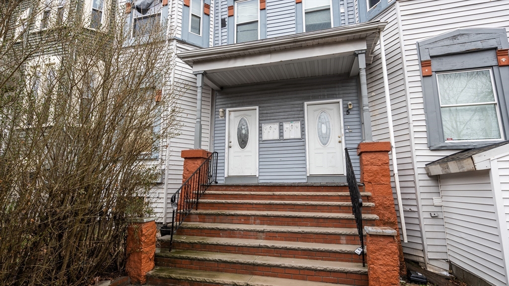 7 Everett Ave # 3