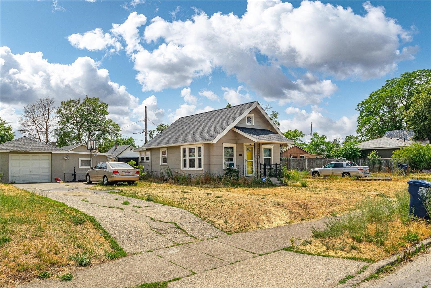 2324 E Rowan Ave
