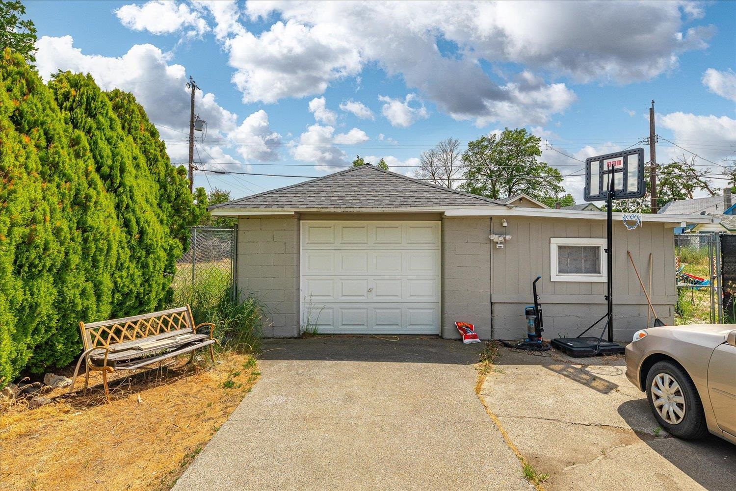 2324 E Rowan Ave