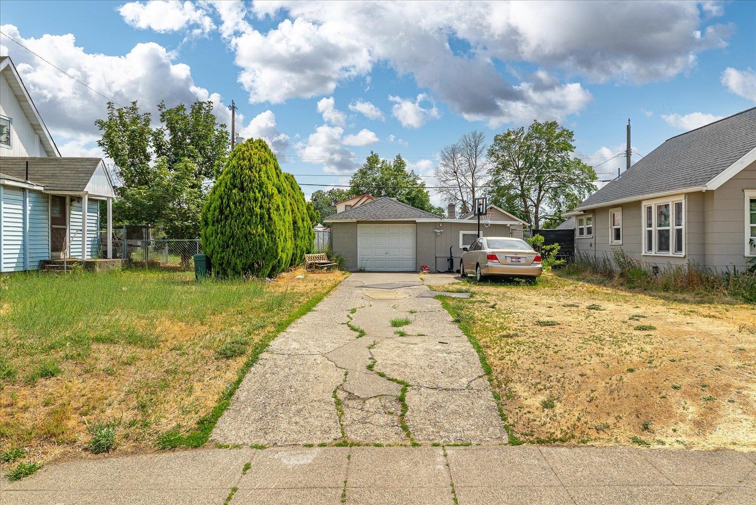 2324 E Rowan Ave